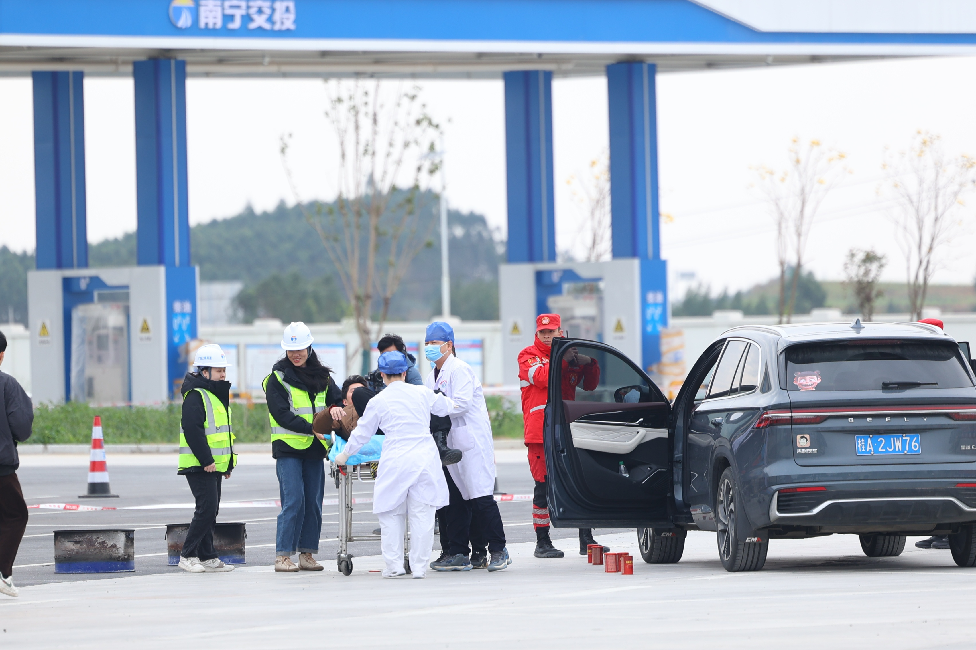 林橫高速開(kāi)展?；愤\(yùn)輸泄漏突發(fā)事故應(yīng)急聯(lián)合救援演練