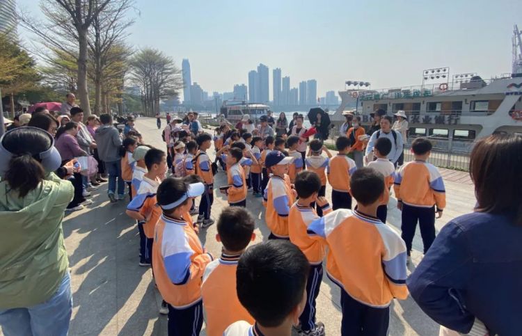 邕江游船移動(dòng)課堂新主題《向上吧，邕江小船長(zhǎng)》順利啟航